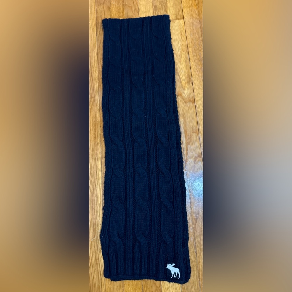 Abercrombie & Fitch Chunky Cable Knit Scarf with Moose Logo, Unisex - Picture 4 of 17